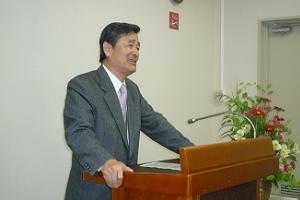 祝辞を述べる栗城センター長