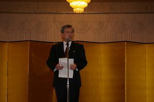 挨拶する脇田副学長