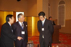 談笑する佐伯総長(中央),原学部長(左)及び清水講師(右)