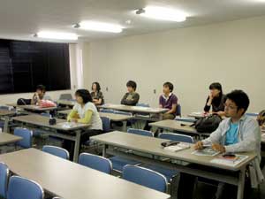 熱心に耳を傾ける参加者たち