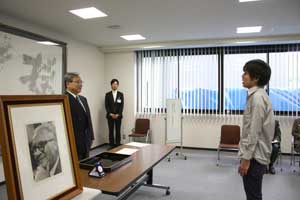お礼の言葉を述べる受賞者