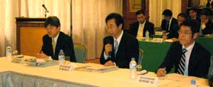 説明を行う文部科学省 舟橋情報課長(写真中央)