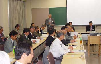 岡田理事・副学長の開会挨拶