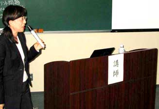 講演を行う講師の先生