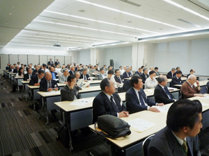 講演を聞き入る参加者