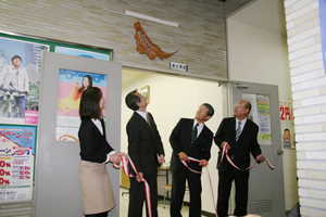 地域拠点型農学エクステンションセンター訓子府サテライトの看板除幕式風景