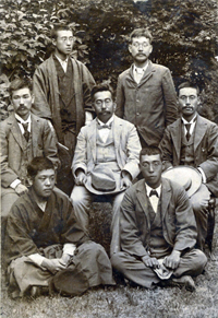 札幌農学校植物学教室メンバー(1902年)中列左端が出田新,中央が宮部金吾教授