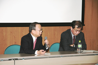 総合討論中の松田先生,山田先生