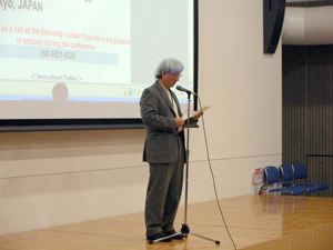開会の挨拶を述べる逸見附属図書館長(写真左)と講演者一同(同右)