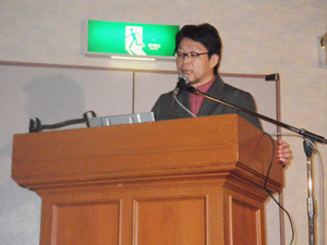 講演する安井肇運営委員会委員長