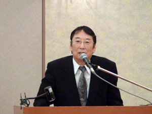 閉会式で挨拶する原彰彦研究院長