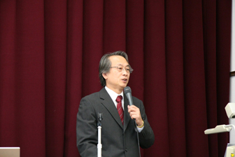 講演を行う上田研究院長