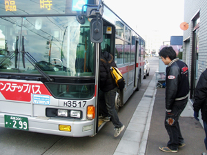 初日の朝便に乗り込む学生たち