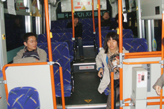発車を待つ車内の風景