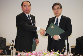 協定書調印後,握手する三澤所長(左)と玉尾理化学研究所基幹研究所長(右)