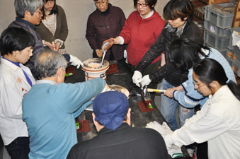 ナイフ制作に取り組む参加者