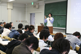 講演する教育学研究院 渡邊准教授