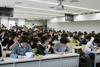 熱心に受講する学生