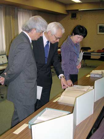 展示鑑賞の風景(逸見館長・森本晴生氏)