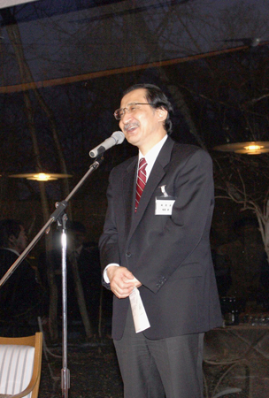歓迎の言葉を述べる福田病院長