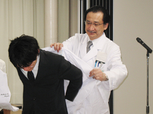 病院長から研修医一人一人へ白衣贈呈