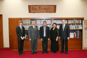 フィリピン大学Diliman校Sergio S. Cao 校長(中央)