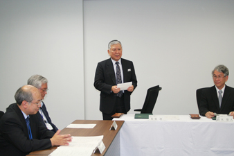締結式で挨拶を述べる佐伯総長