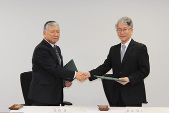 締結式で握手を交わす佐伯総長と鈴木高エネルギー加速器研究機構長(右)