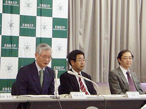 説明をする岡田理事・副学長