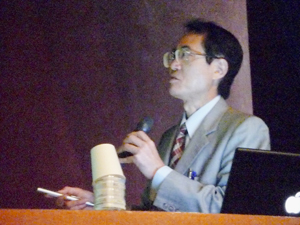 講義を行う安居院教授
