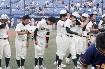 準々決勝で惜敗し,涙のナイン(北海道新聞社提供)