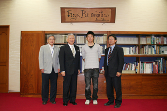 城嶽主将と近久部長の佐伯総長と脇田理事・副学長への報告