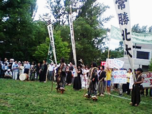 小樽商大応援団の到着を待ち受ける北大応援団