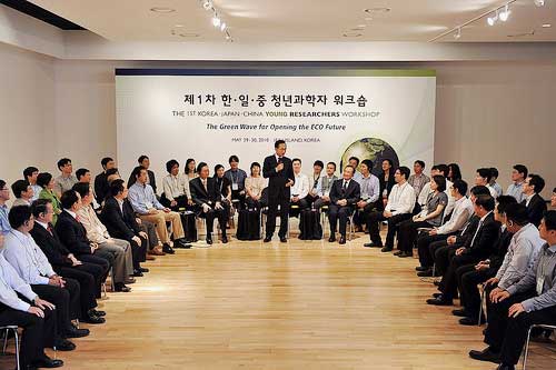 3カ国首脳との懇談会の様子(温家宝中国首相の左奥に佐野准教授,鳩山由紀夫首相(当時)の左隣に山田准教授)The 1st Korea−Japan−China Young Researchers workshop by KOREA.NET with CC License Attribution (http://www.flickr.com/photos/koreanet/4654729202/)