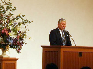 開会式の挨拶を行う佐伯総長