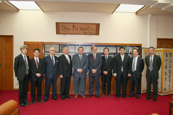 キング・アブドゥルアジーズ大学(サウジアラビア) Adnan hamza M.Zahed副学長(左から5人目), Abdullah Omar A.Bafail 副学長(右から5人目)