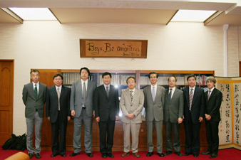 大連理工大学(中国) 張 徳祥 書記(左から4人目)