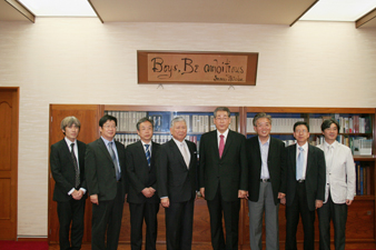 仁川大学校(韓国) 安 慶洙 総長(右から4人目)