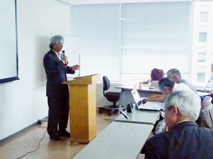 挨拶をする逸見理事・副学長