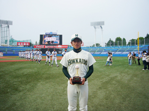 「特別賞」のトロフィーを携える城嶽主将(北海道新聞社提供)