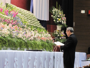 追悼の辞を述べる野々村副研究科長