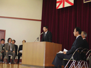 移行生を激励する嵯峨学部長