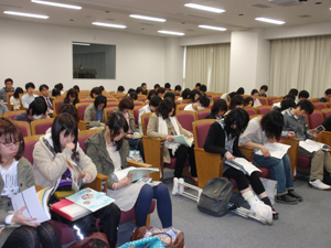全学ニュース 「新入生対象留学オリエンテーション」を開催