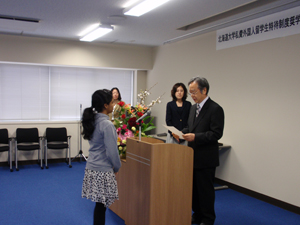 本堂国際本部長から給付証書授与