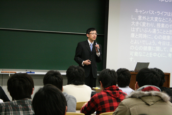 講演する教育学研究院 渡邊准教授