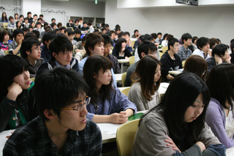 熱心に講演を聴く学生