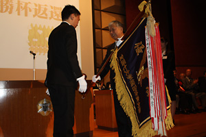 優勝旗返還の様子