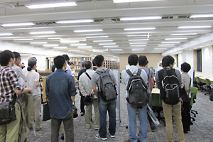館内ツアーの様子