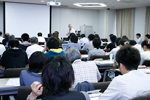 多くの参加があった講演の様子