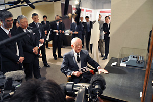 展示会場での鈴木名誉教授